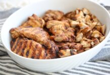 Coxas de frango perfeitamente grelhadas: um alimento básico para a preparação de refeições