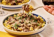 Тушкована яловичина в сметанному соусі в мультиварці: як отримати ніжний і насичений смак