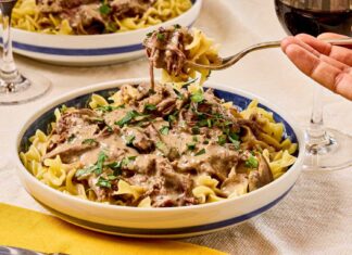 Bœuf Stroganoff à la mijoteuse : un guide pour des résultats tendres et savoureux