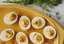 Класичні фаршировані яйця: простий рецепт для будь-якого випадку