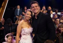 Сім’я Ірвінов Створює Спогади на Пляжі з Дочкою Грейс Уорріор