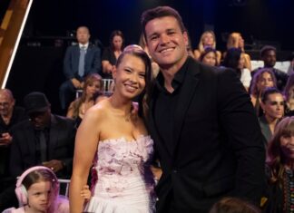 Сім’я Ірвінов Створює Спогади на Пляжі з Дочкою Грейс Уорріор