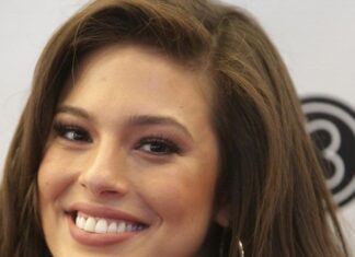 Етикет проти реальності: Ешлі Грем кидає виклик весільним нормам на весіллі сестри