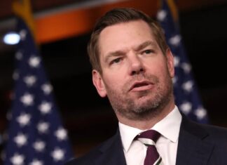 Кілька жінок звинувачують конгресмена Еріка Суолвелла в сексуальному насильстві та неналежній поведінці